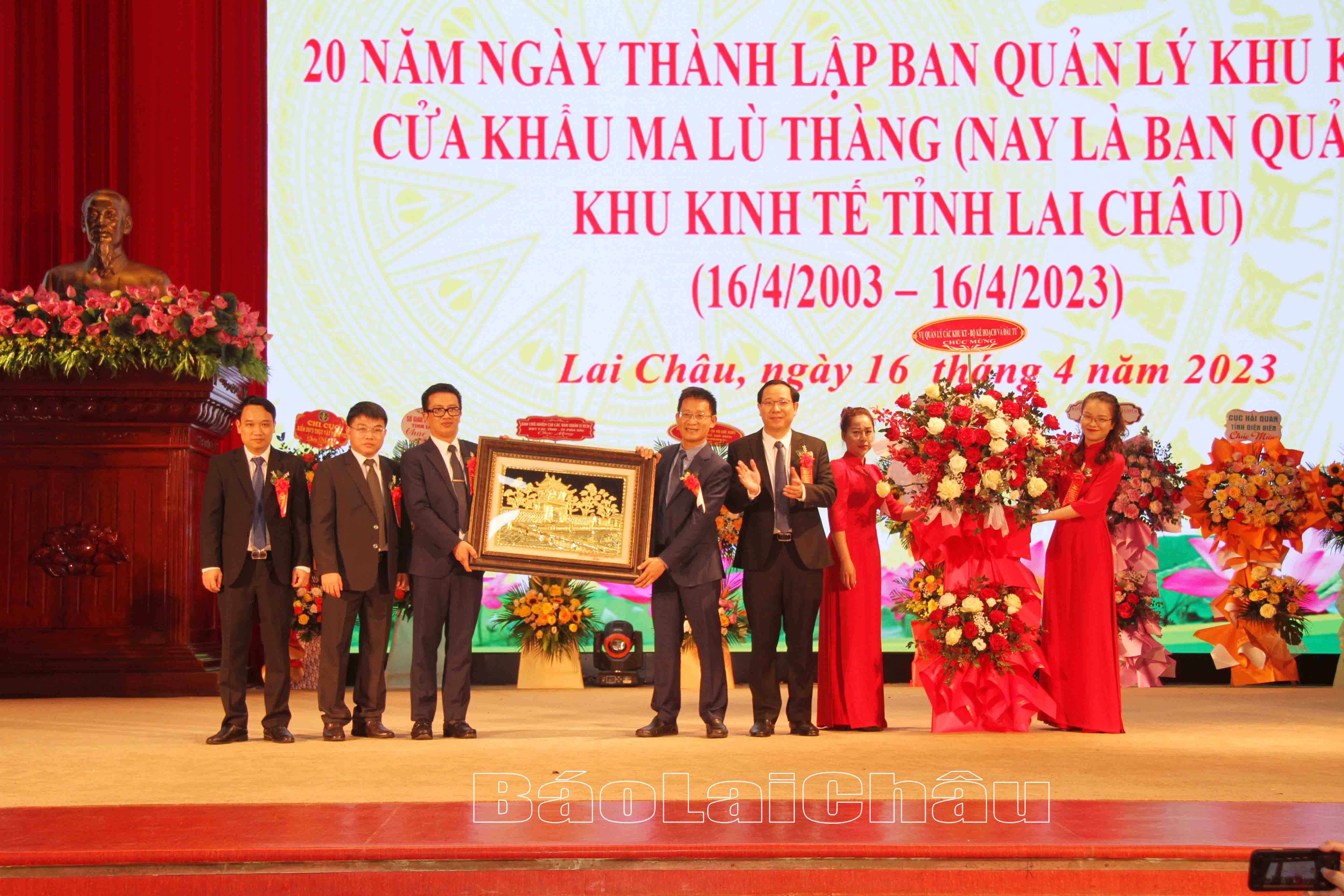 Lãnh đạo Vụ quản lý Khu kinh tế - Bộ Kế hoạch và Đầu tư tặng hoa chúc mừng Ban Quản lý Khu kinh tế tỉnh Lai Châu.